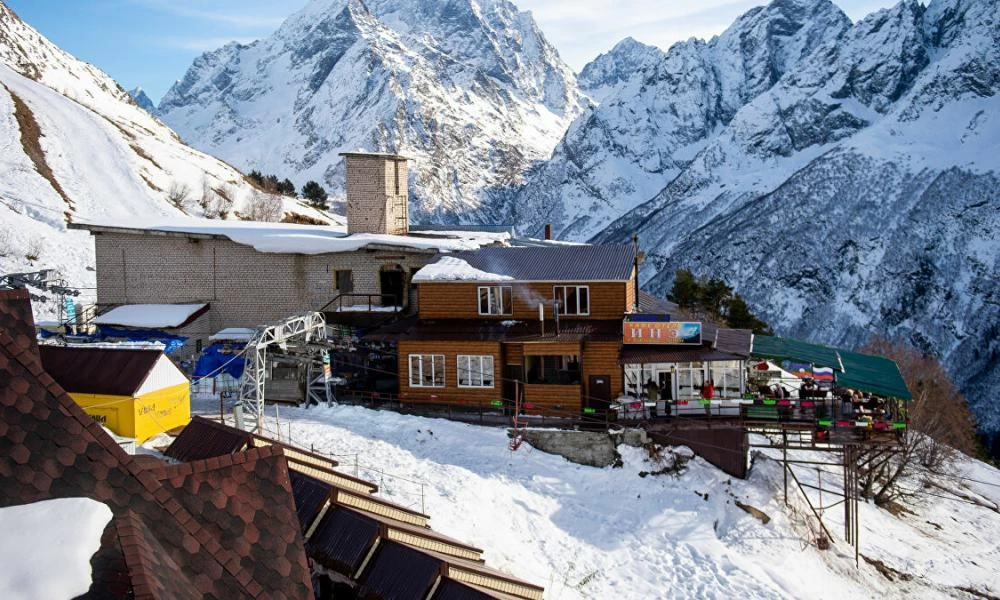 Συναγερμόςστην Ρωσία: Χιονοστιβάδα έπληξε θέρετρο σκι